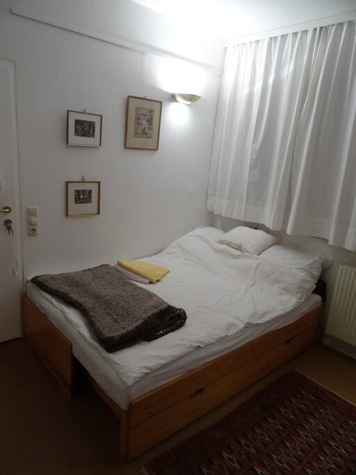 das Bett ist 140cm breit, geht für 2, die sich gern haben.