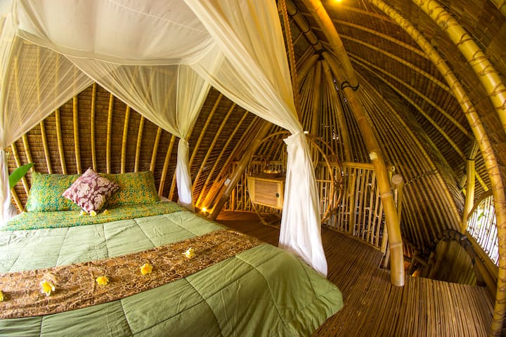 Bedroom upstair, with Swingin bed.