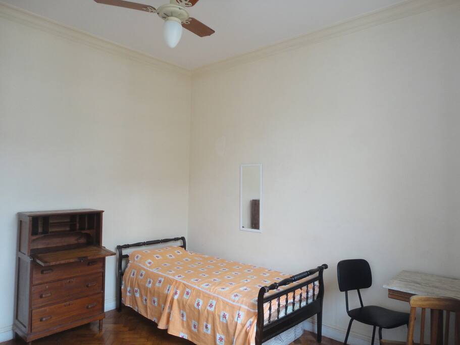 Cama de solteiro com cômoda