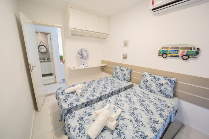 Izba s rozdelenými dvoma lôžkami, ktoré môžu zostať spolu a tvoriť ďalšiu manželskú posteľ alebo tiež nechať pod sebou dve manželské postele s kolieskami, ktoré sa dajú ľahko odstrániť a vymeniť. V tejto izbe môžu spať 4 osoby