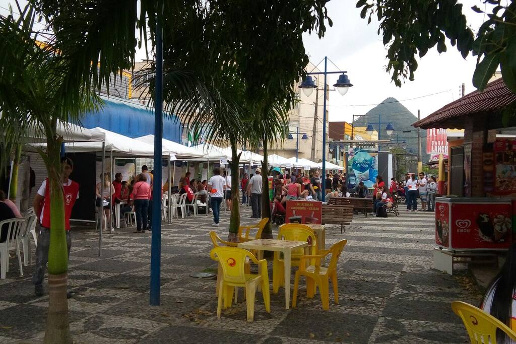 Calçadão principal com feirinhas