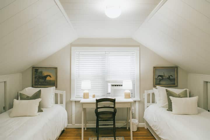 غرفة النوم الخامسة ، تقع في الطابق الثاني. أسرّة فردية. 

تحتوي كل غرفة نوم أيضًا على مكتب ومساحة خزانة.