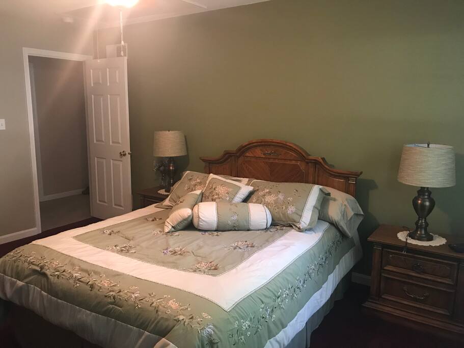 Main bedroom (Queen Bed)