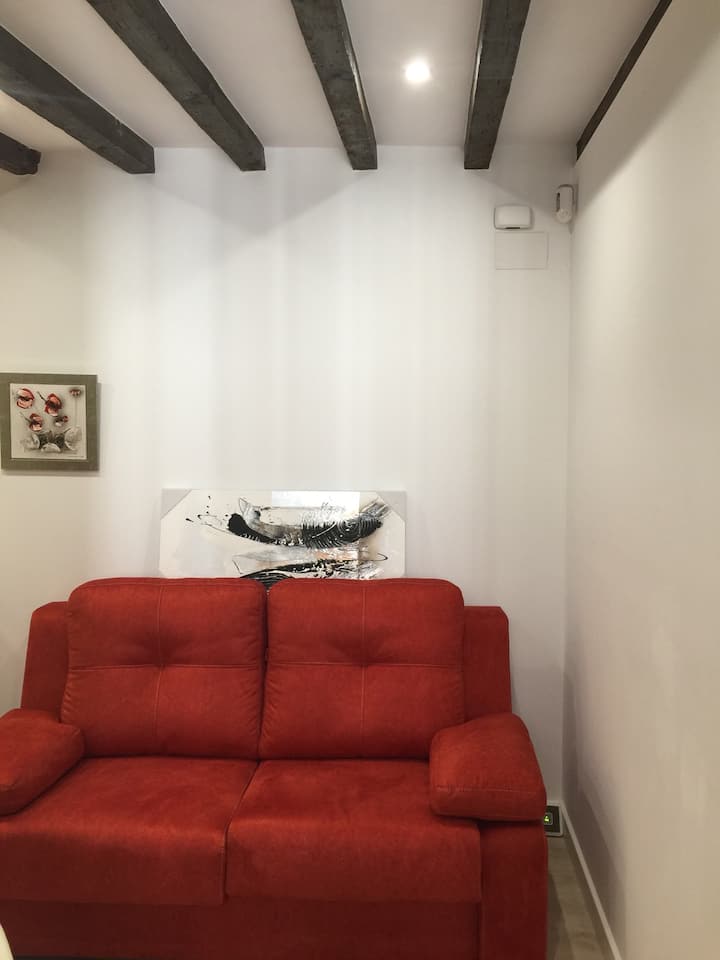 โซฟาเบดสไตล์อิตาลีที่สะดวกสบายมากรองรับได้ 2 คน