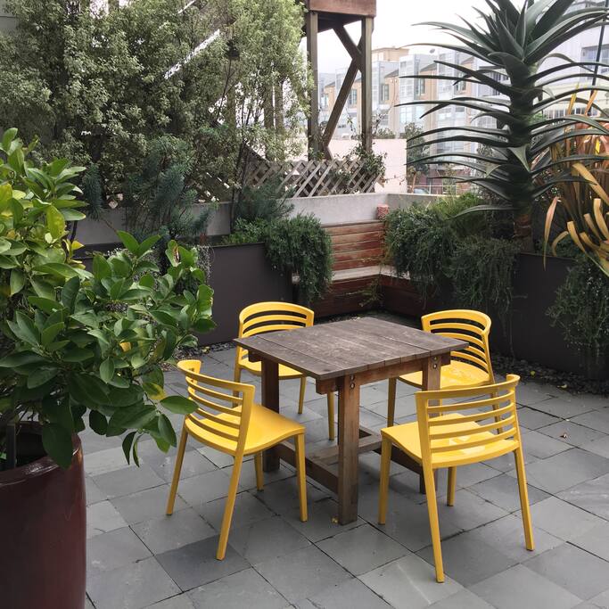 Beautiful garden/deck!!