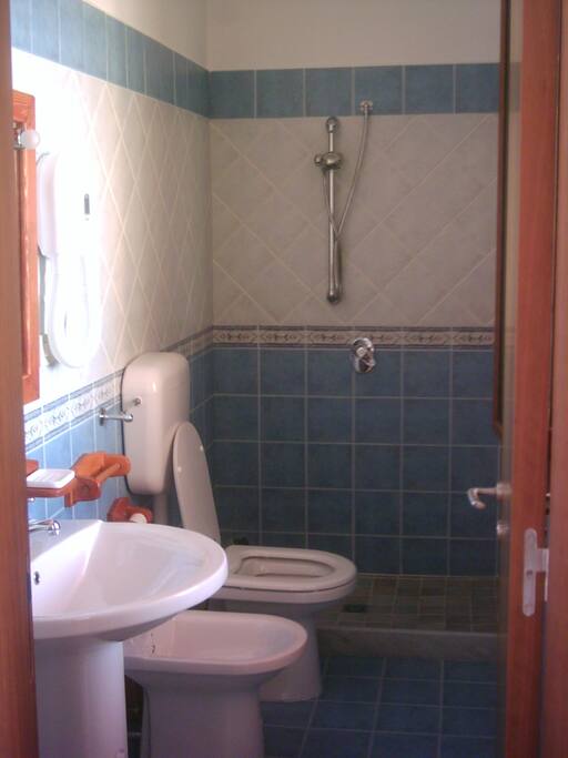 comodo bagno con ampia doccia
