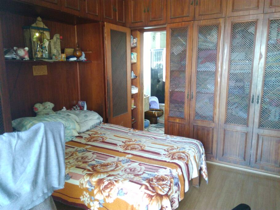 Quarto principal com suite e varanda outro angulo