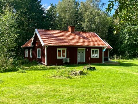 Private house in the middle of nature, with room for several.