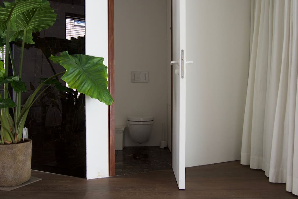 R2 / R2 / private toilet