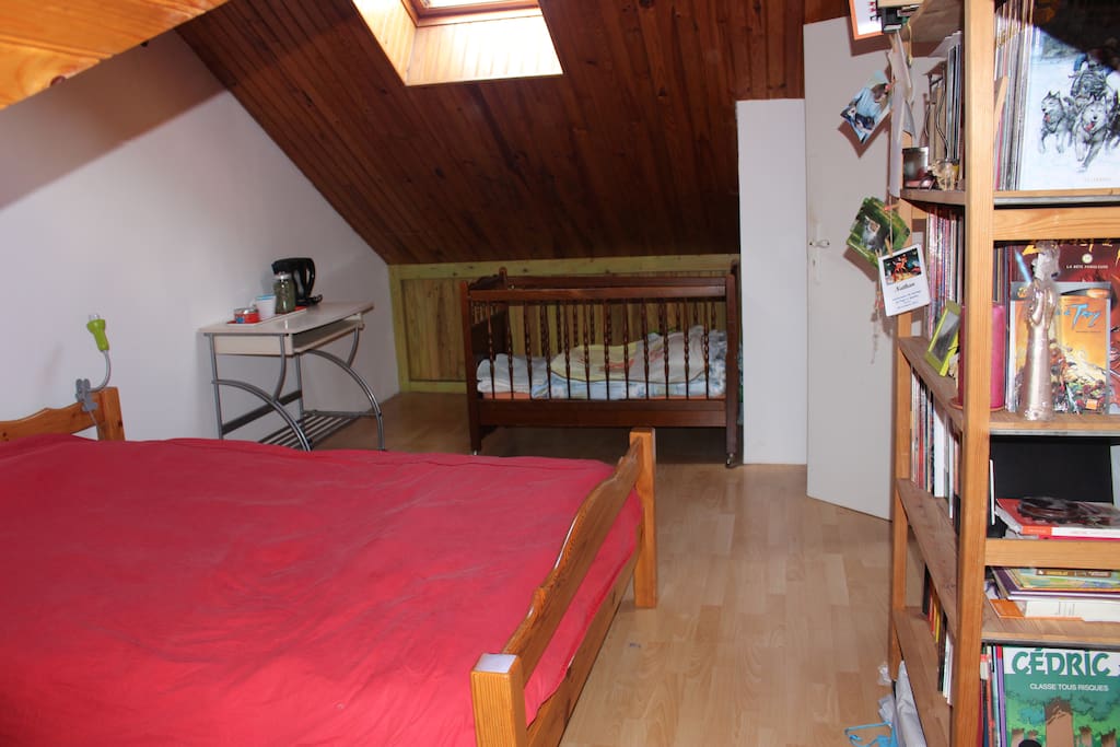 Grande chambre pouvant accueillir un bébé