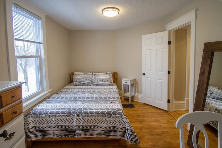 楼上第二间卧室配备带记忆泡沫顶部的定制木质床垫，配备定制木质床架