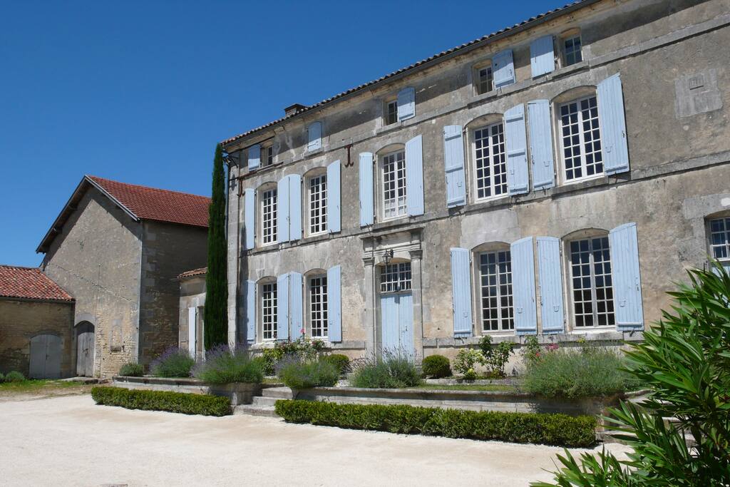 La maison et l'ancienne écurie