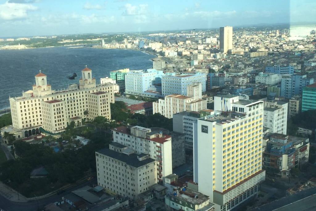 Bella vista de la ciudad y del malecon habanero, tomada desde La Torre, en el corazón del Vedado
