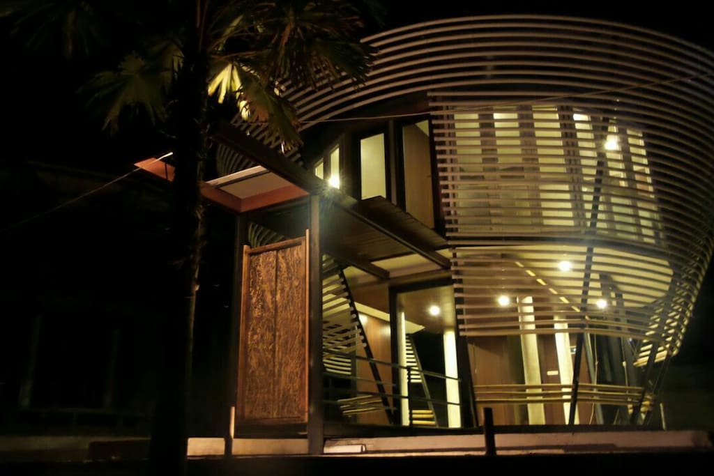 Modern living, equipped with two bed rooms, two bathrooms and two balconies with direct views to the volcano and to the sea.