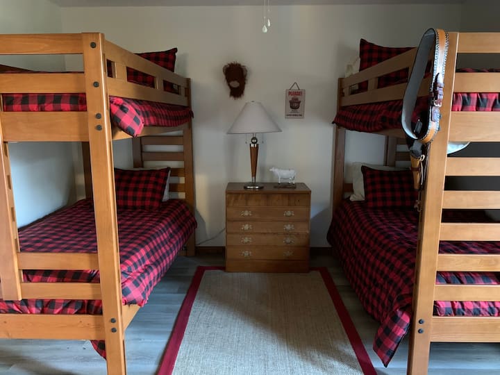 Habitación con literas: 4 camas y un armario, perfecto para los pequeños vaqueros y vaqueros. 
