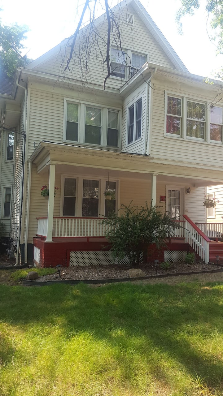 3,192 mth Elegant 3 bedroom 2 bathTraveler Apartments for