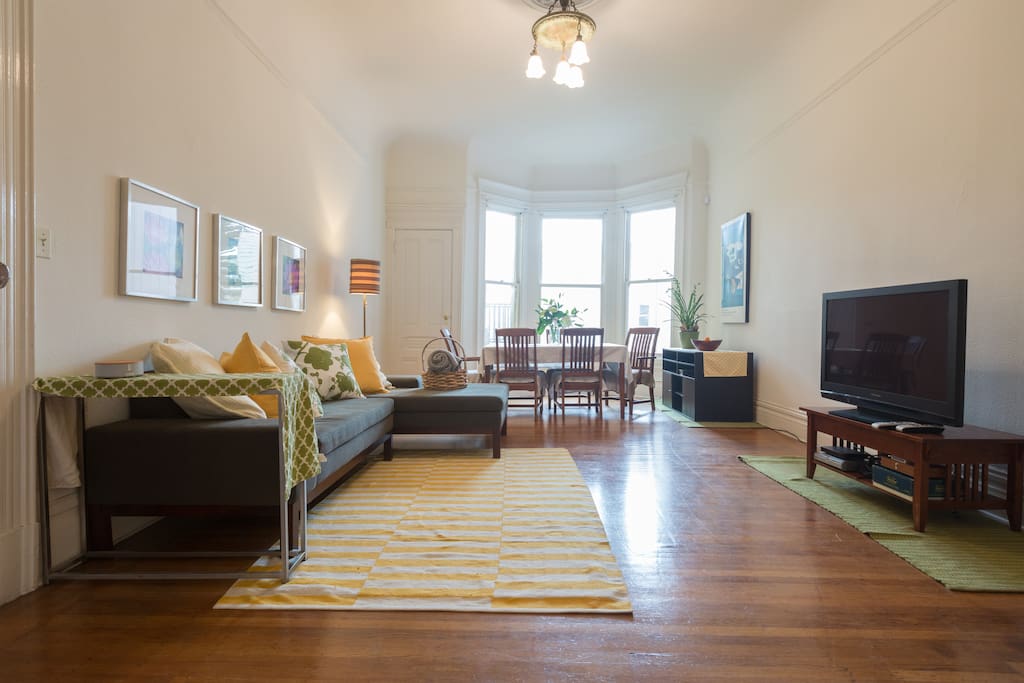 Spacious livingroom with flatscreen and DirecTV.