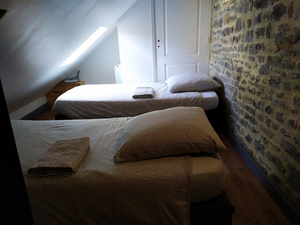 غرفة نوم في الطابق العلوي
مع سريرين فرديين
رائع للمراهقين