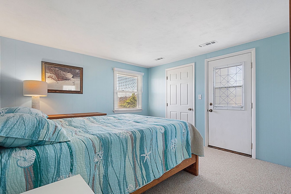 חדר שינה ראשי עם 1/2 אמבטיה ומכונת כביסה /מייבש כביסה