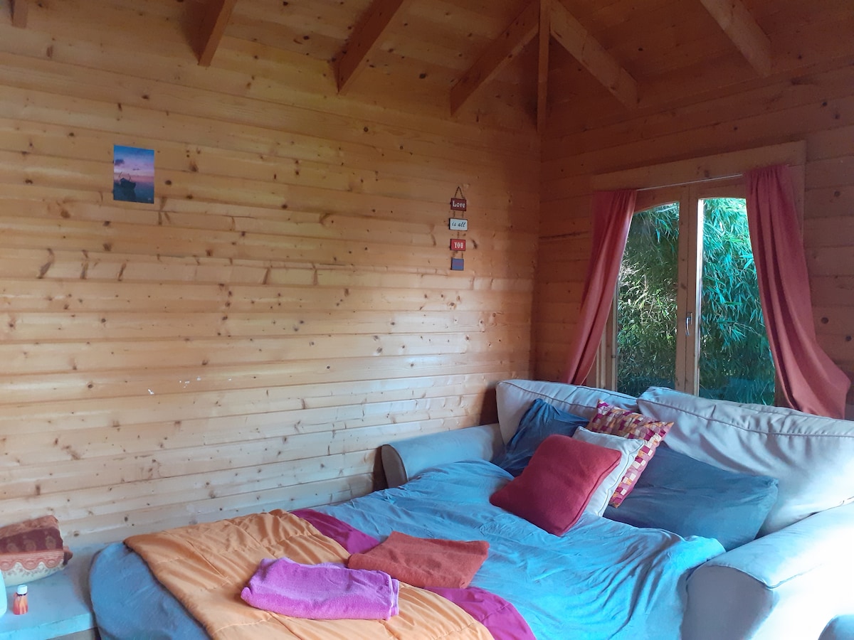 Საზაფხულო სახლი ორადგილიანი დიფაბეტიანი გათბობით, განათებითა და ელექტროენერგიით.