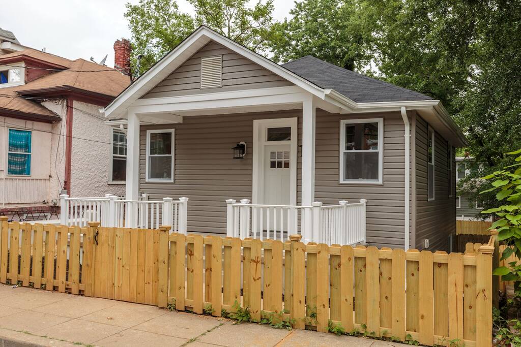 On the right (looking at the house) is a pathway and gate that leads to the separate entrance for the in-law unit