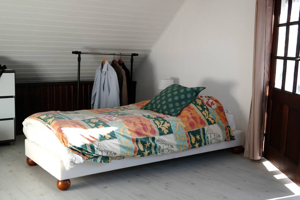 Dans la première pièce, un deuxième couchage sur votre droite. Les deux lits simples peuvent être rapprochés très facilement pour former un lit double.