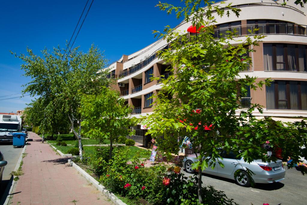 4-хэтажный жилой комплекс с бассейном в 150 м. от моря.
4-storey residential complex with pool only 150 meters from the sea