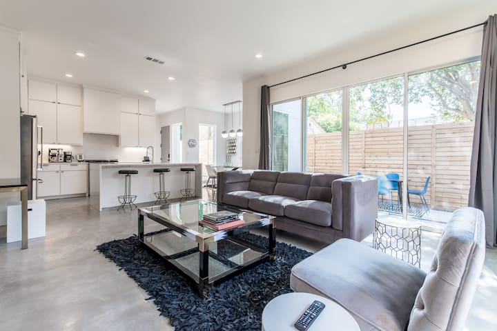 ★Smart TVs all rooms★Private Yard★Key-less entry