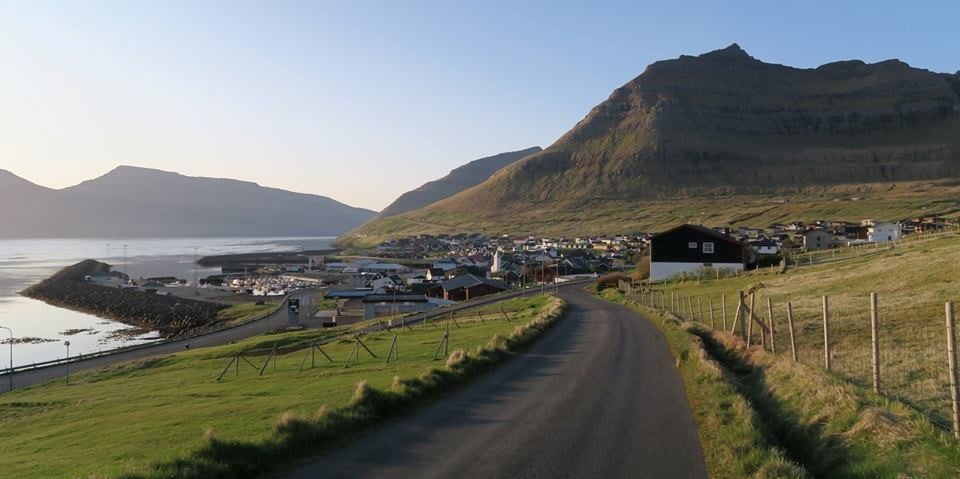 Summer in Leivik at visitHOMES – The little corner single room in Leirvík