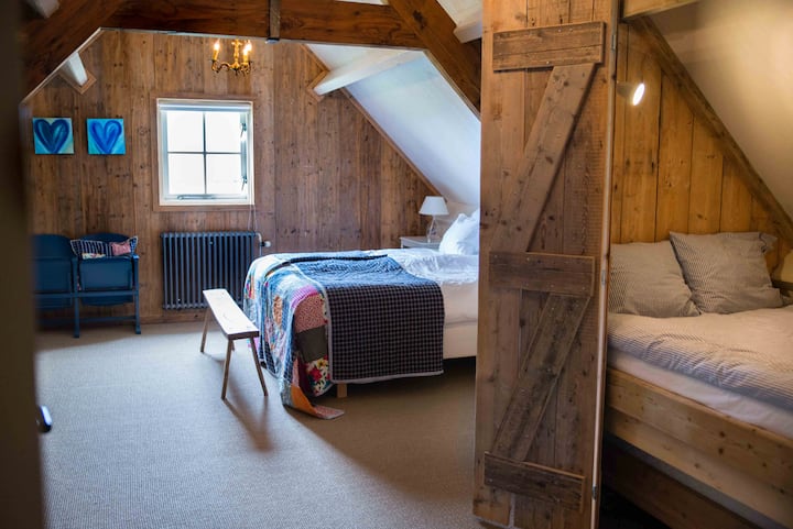Familiekamer met comfortabel 2persoons-boxspring en een bedstee