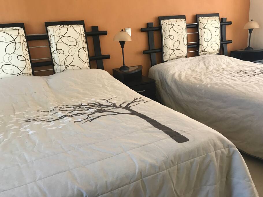 habitación amplia, cómoda e iluminada