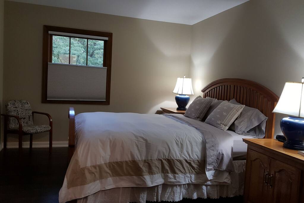 Queen Bedroom. Spacious and quiet.