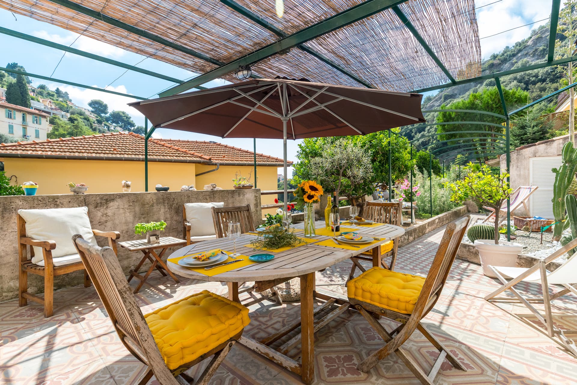 Lovely villa with garden, near beach & town center