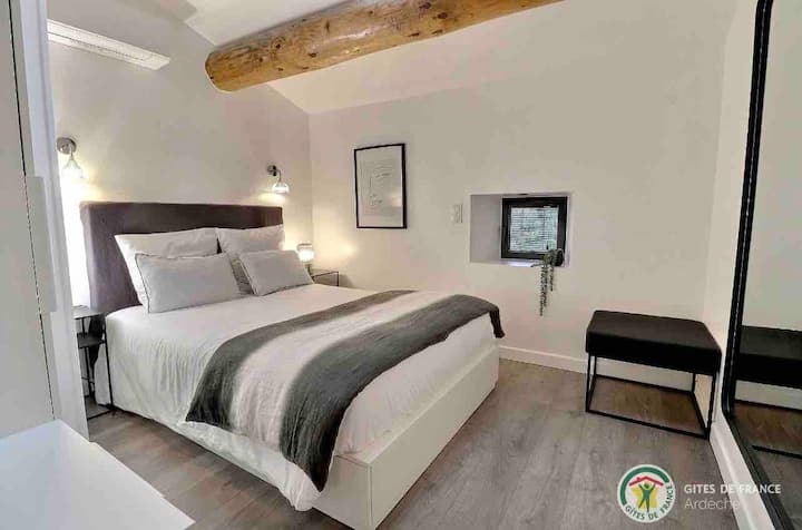 غرفة جانبية بالحديقة