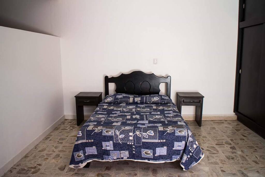 La otra cama de la habitacion separadas por una pared