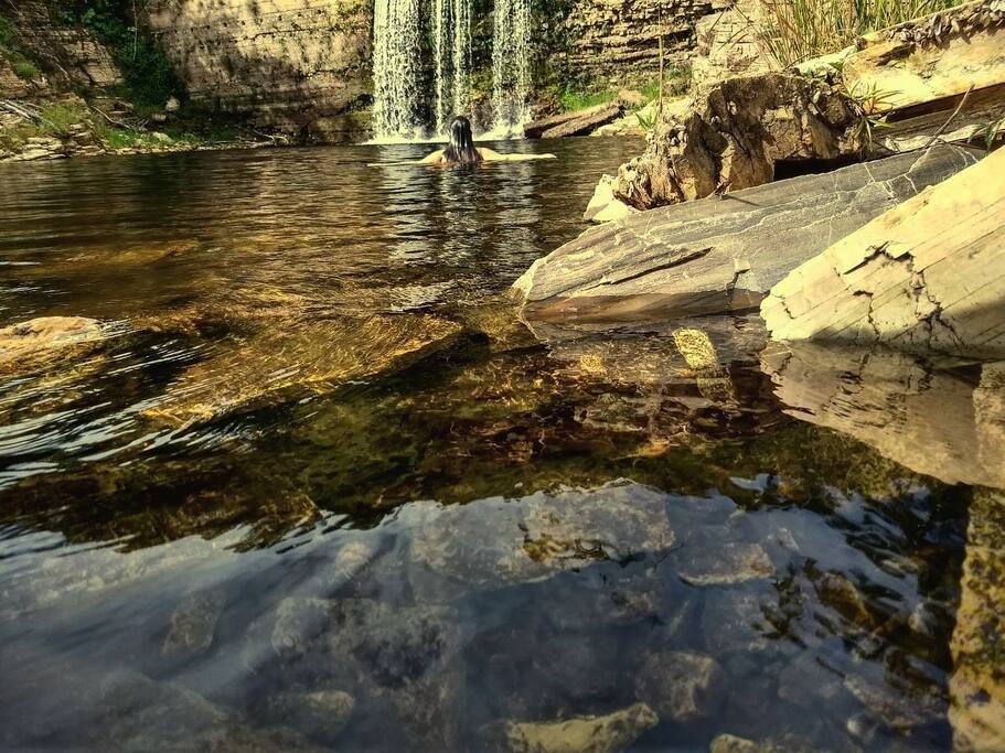Cachoeira e piscina natural formada quando o lago está com o nível baixo