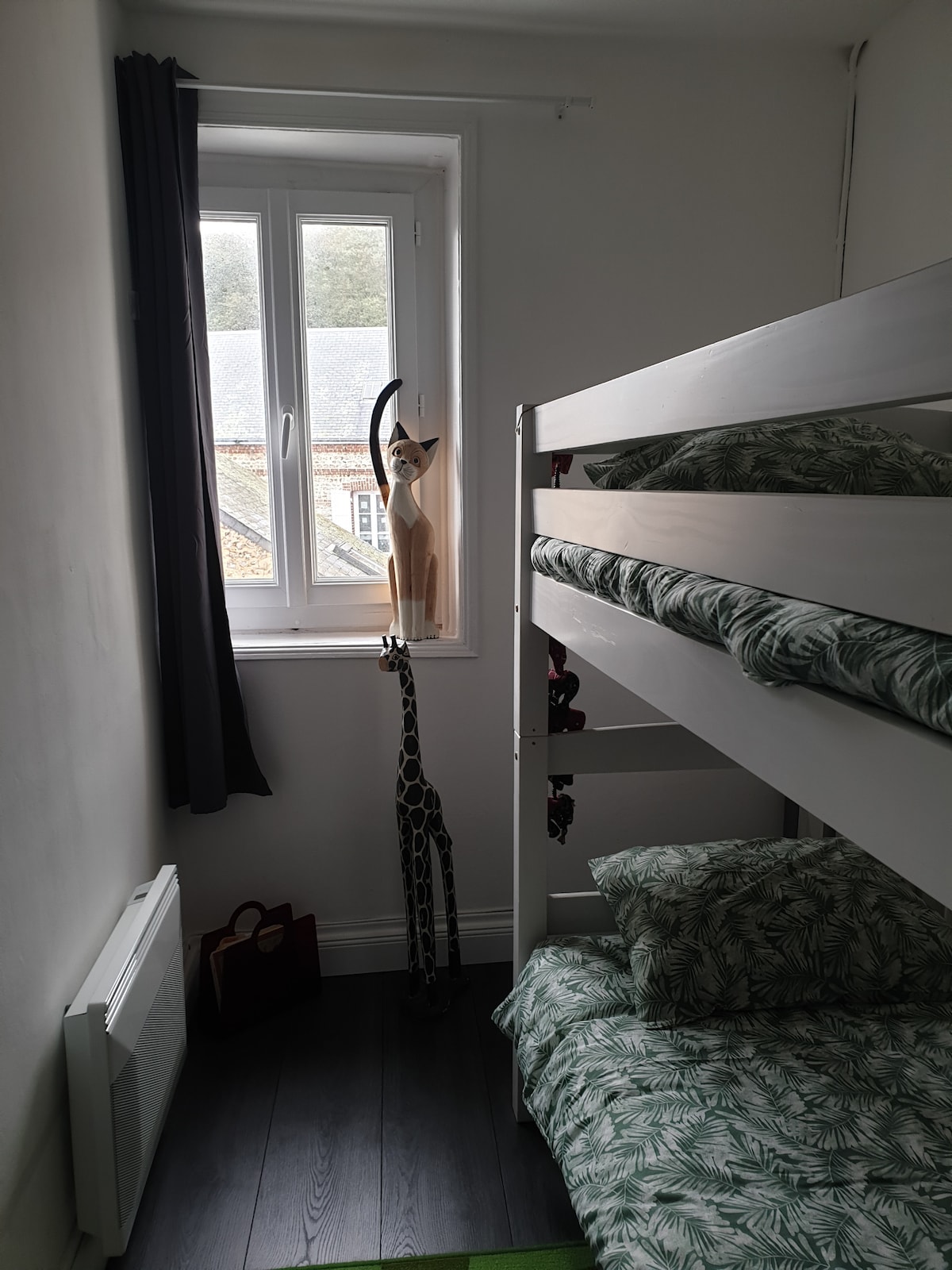 The bedroom with bunk beds in which we can also offer you a baby bed and all the equipment you need (changing table,highchair, bathtub, musical night lamp, headphones, etc.)