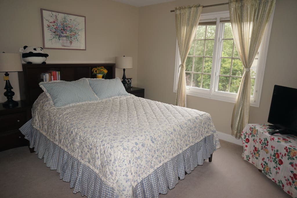 Bedroom with Queen bed and cable TV