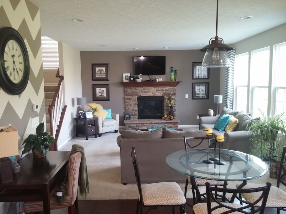 Small cafe table, desk and Living room. Gas fireplace, 45" TV (Time Warner Cable)