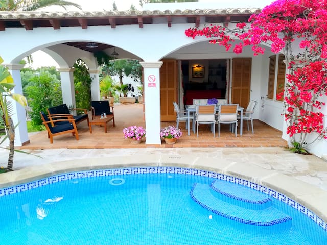 Cozy 3 bedroom villa, one minute walk from beach!