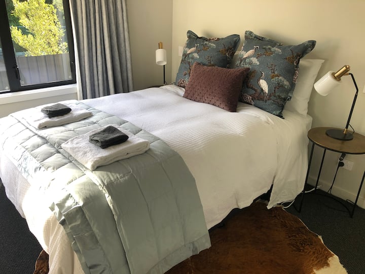 楼上第二间卧室- 2号卧室。