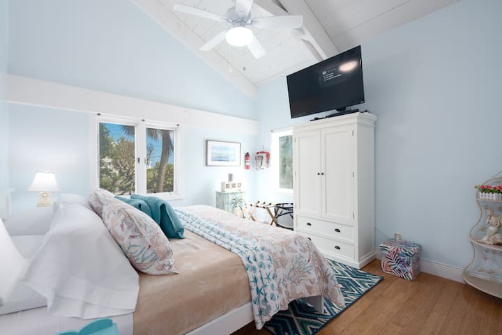 Spálňa pre hostí s vlastnou kúpeľňou (fotka: konfigurácia manželskej postele; izba je k dispozícii aj ako dve dvojlôžka).  