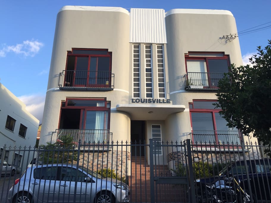 Charming Art Deco block in the heart of Vredehoek surrounded by shopping centers , trendy restaurants in the near by vicinity
