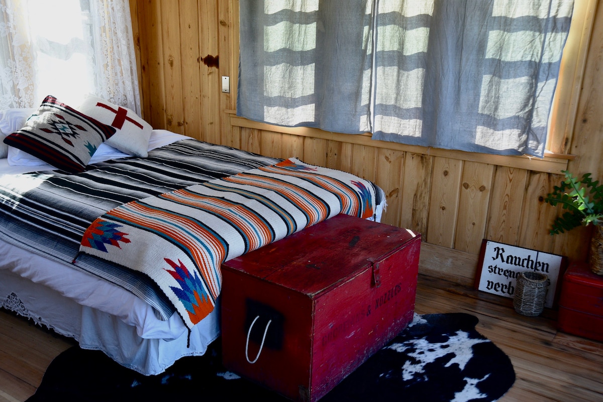 舒适的床+奢华的床上用品。 