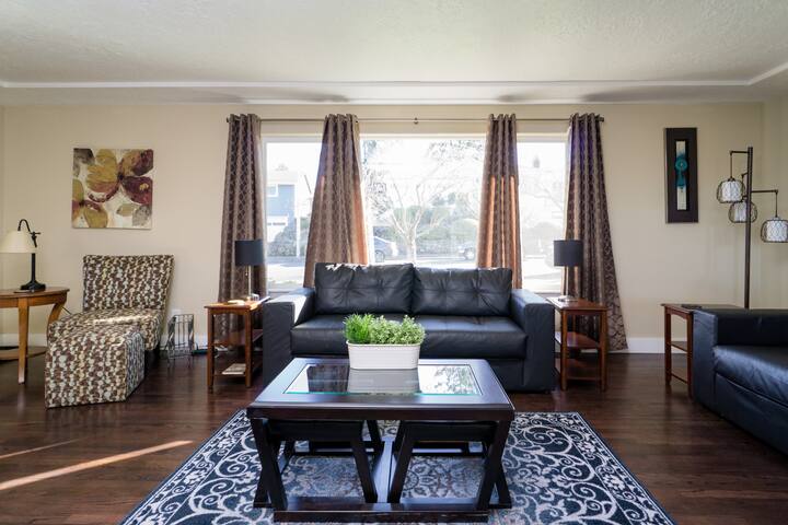 Modern Home – KING BED – 15 Minutes to Everything gallery image 4