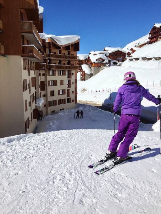 Accès ski par l arrière du bâtiment.