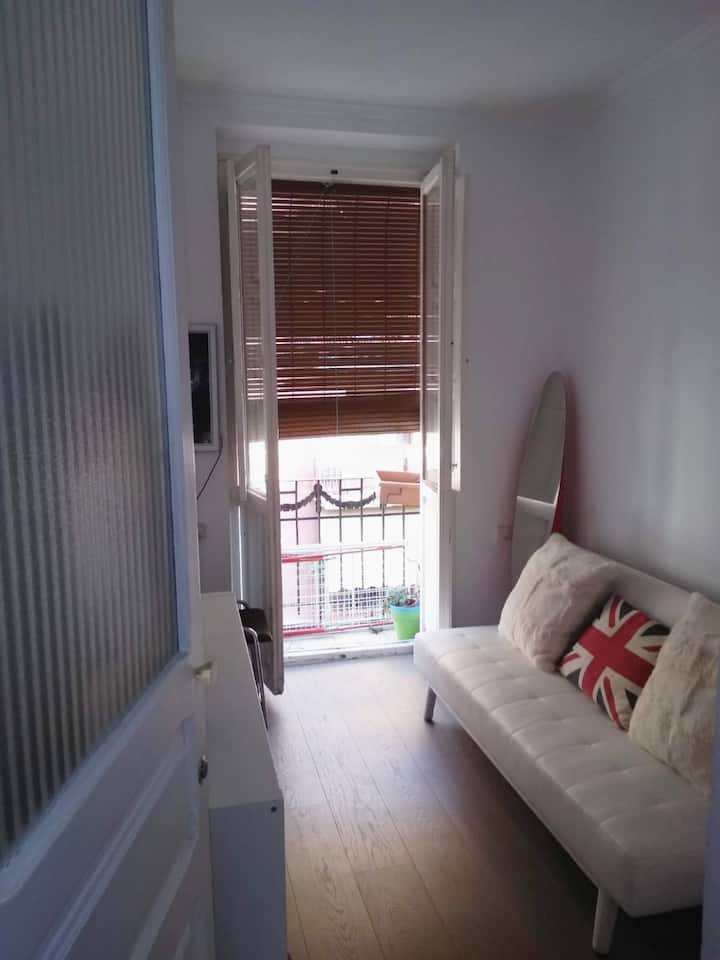 Dormitorio con sofá cama doble