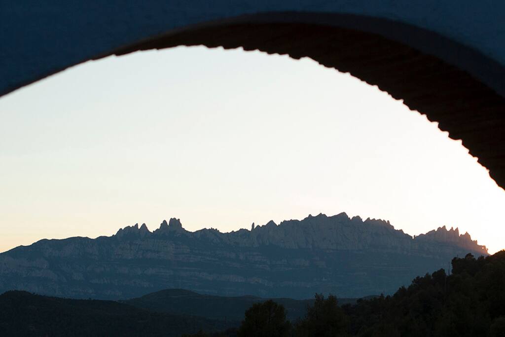 En plena naturaleza, mirando a la montaña mágica de Montserrat