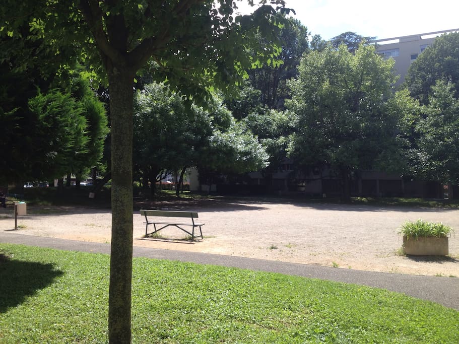 Résidence avec parc arboré et parking colectif