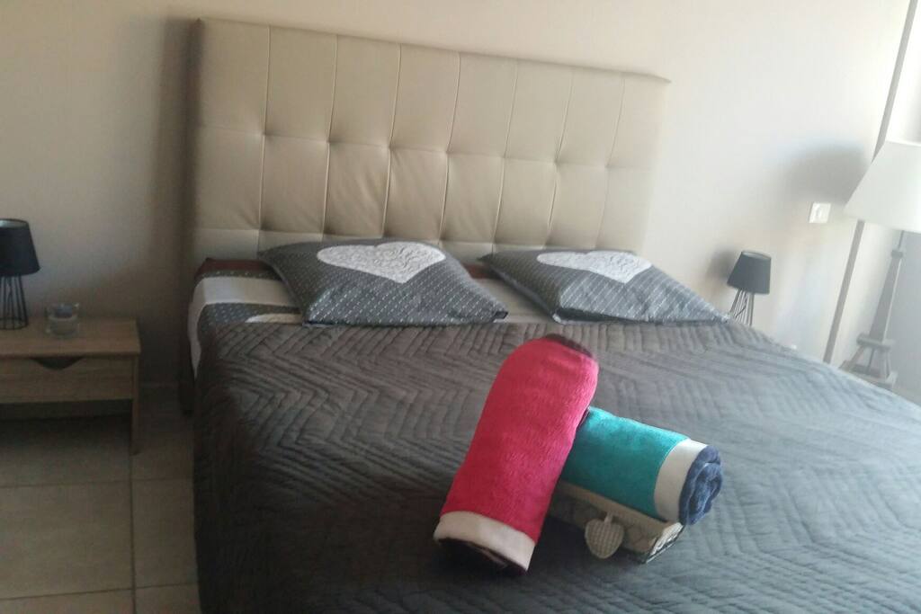 Lit double 160 × 200 neuf très confortable avec matelas bultex neuf